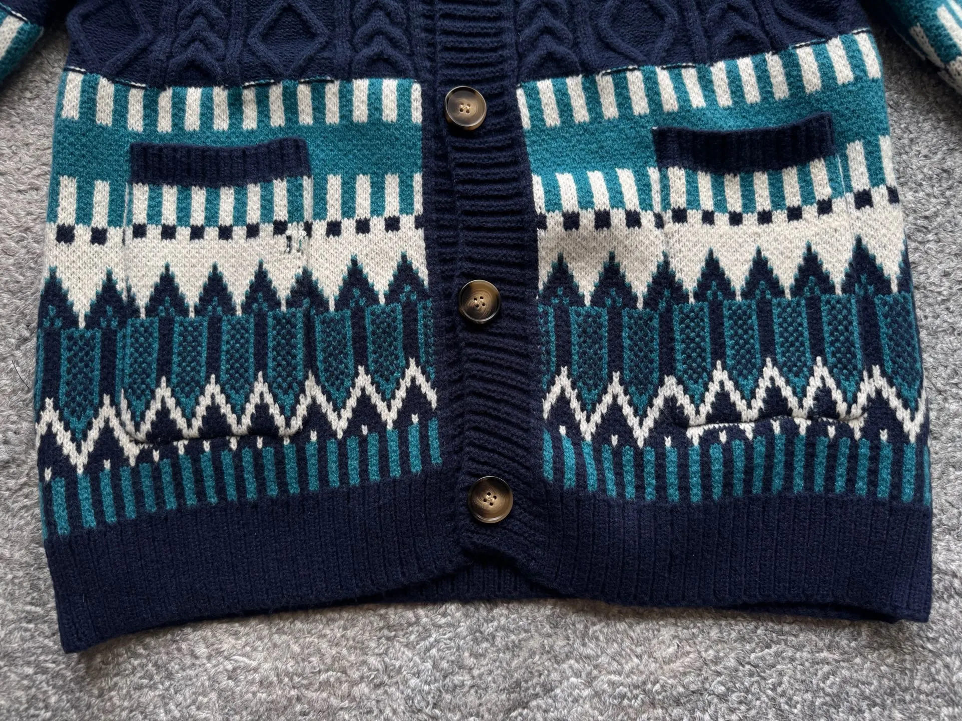 P220 Ralph Lauren old money style cable sweater. The end of the sweater must be twisted! Want to go for an American retro style but are afraid of using too much force? This cable cardigan can be called a "retro dressing cheat"~ ▫️Cable workmanship = the king of retro atmosphere: the three-dimensional cable pattern replicates the texture of American vintage clothes, not deliberately to look old, but with a "sensation of luxury accumulated over time". The moment you put it on, you have the "smell of a male protagonist in a campus movie", and the hair tie was praised as "clothes cheating" when taking photos~ ▫️It doesn't matter your body shape but also hides a lot of fat. It can also be worn by boys with broad shoulders and slightly fat, V The collar can also modify the neck line, making the person look more upright~ Wear it under a coat/down jacket in winter, revealing the cable ties and small red labels, and the sense of layering is directly stunning~ It is perfect with sneakers and leather shoes. American boys rush with their eyes closed, and directly reorganize their wardrobe~ Color: Navy Blue Apricot Size S Height 165-170CM Weight 110-125 M Height 170-175CM Weight 125-140 L Height 175-185CM Weight 140-155